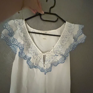 Odd Molly blus  - Säljer en jätte söööt odd Molly blus. 💙 Den är i storlek M men passar absolut en S. Har dock en fläck, därför så billig 🙈