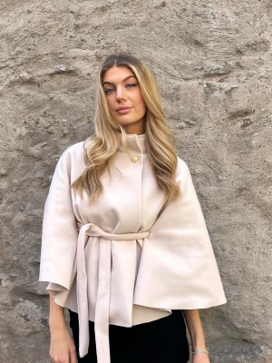 Poncho - Säljer en poncho från missäy för att använder inte den längre. Nypris 360kr ungefär