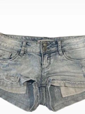 Low waisted jeansshorts!💞 - Säljer dessa jättefina jeansshortsen ifrån märket Tally weijl. De är i storlek xs och mycket bra skick. De är 72 cm runt hela midjan💕