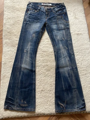 Blå flare jeans från Drivjeans - Ursnygga lowrise jeans från drive jeans. Säljer eftersom de är lite försmå för mig. I utmärkt skick!