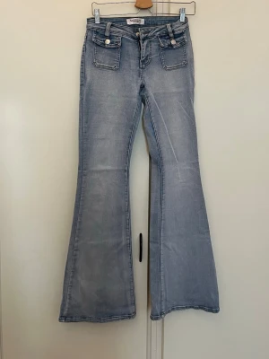 Jeans - Säljer dessa as snygga jeansen i storlek M! Sitter som en säck, låga i midjan! Endast använda två gånger därav bra skick!🥰