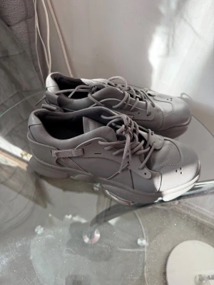 Camper sneakers i läder – storlek 41 – NY -  Snygga grå sneakers från Camper i mjukt äkta läder. Väldigt bekväma med tjock sula och modern design. Perfekta till vardag.  Storlek: 41 Färg: grå Material: äkta läder Skick: mycket bra, använt 1 gång Pris: 500 kr  Kan skickas eller hämtas vid Karlaplan.