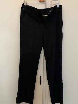Byxor - Säljer dessa super snygga kostymbyxor i storlek 40. Använda ett fåtal gånger därav bra skick! Super sköna och väldigt snygga 💞