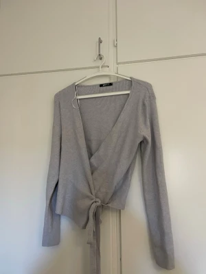 Gina tricot tröja - Säljer denna tröja köpt från Gina! Storlek M. Knappt använd så i väldigt fint skick. Fraktar oftast samma dag eller dagen därpå 🤎✨💖