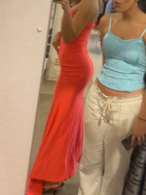 Coral balklänning - Säljer denna coral balklänning har vikt ner den så den blivit bandue men den har även band så man kan välja själv hur man vill ha den🥰Funkar till bal eller finare tillfällen🥰