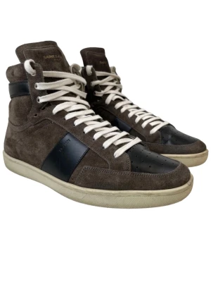 Saint Laurent höga sneakers  - Höga sneakers från Saint Lauren, modellen SL/10 H. Storlek 41,5 (UK 7,5)men passar större, väldigt bra skick! Köpta från Label Source, verifikat tillkommer (se sista bild). Hör av dig vid frågor eller funderingar, priset kan diskuteras!