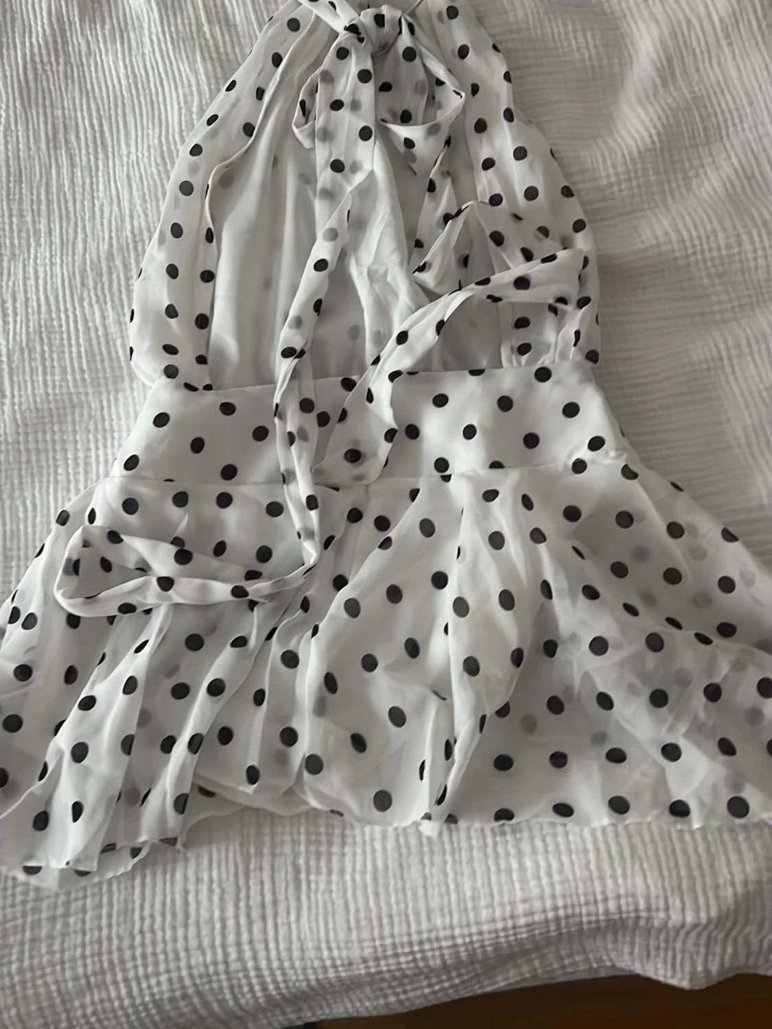 Vit prickig halterneck klänning  - 1