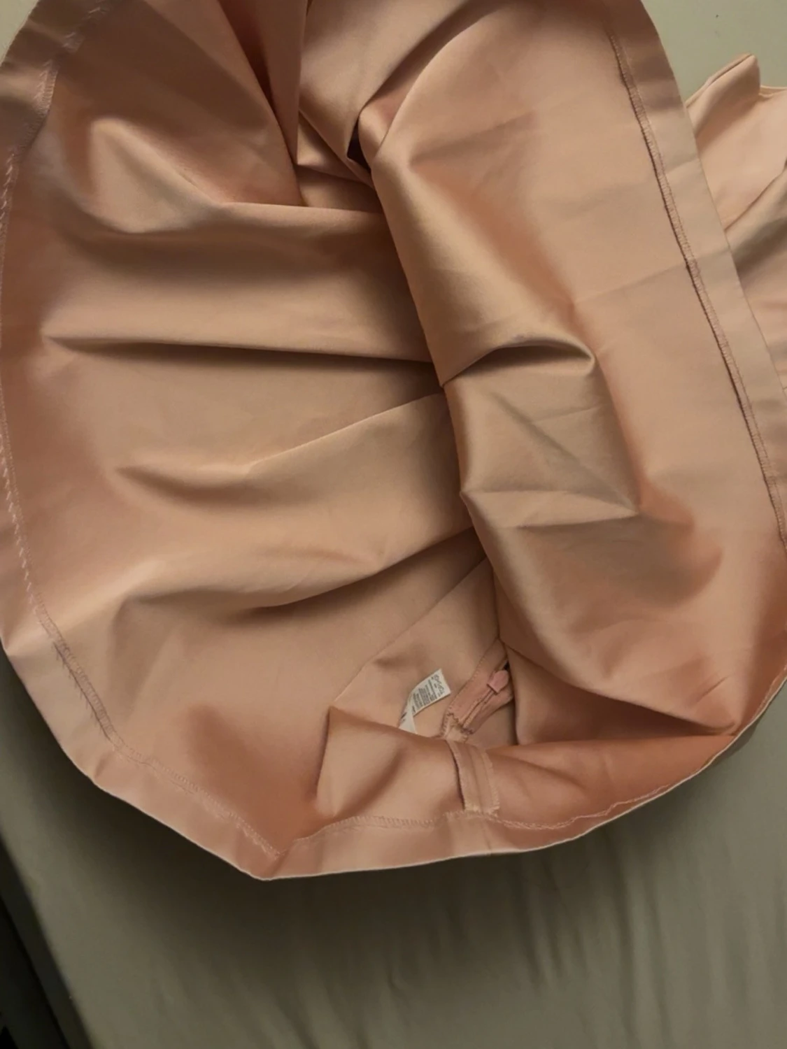 Ljusrosa kort klänning med rosetter - 2