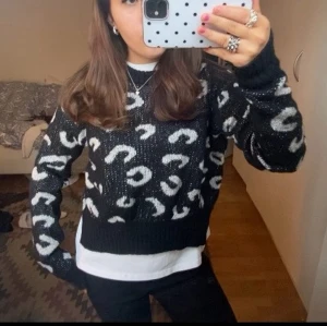 Stickad tröja med leopard mönster  - Hör av dig för fler bilder/frågor!