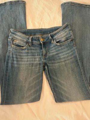 Weekday jeans - Storlek 28/32, aldrig använda av mig köpt på vinted! 