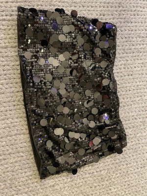 Svart paljett kjol🖤 - En riktigt festlig mini-skirt✨🪩• Ska du på fest men vill känna dig trygg hela kvällen är denna perfekt! Inbyggda shorts finns i så att du inte behöver oroa dig för att plocka upp läpp pennan du tappat! 