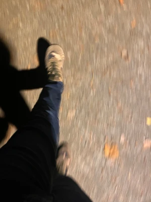 Valentino camo sneakers i mocka - Säljer ett par snygga sneakers från Valentino i militärgrönt med camomönster. Skorna har detaljer i mocka och tyg, samt nitar bak på hälen för en cool touch. Perfekta för dig som vill sticka ut med exklusiva och trendiga sneakers.         (Strlk 39 passar 40) (skriv vid frågor) PRISET KAN SÅKLART ÄNDRAS 