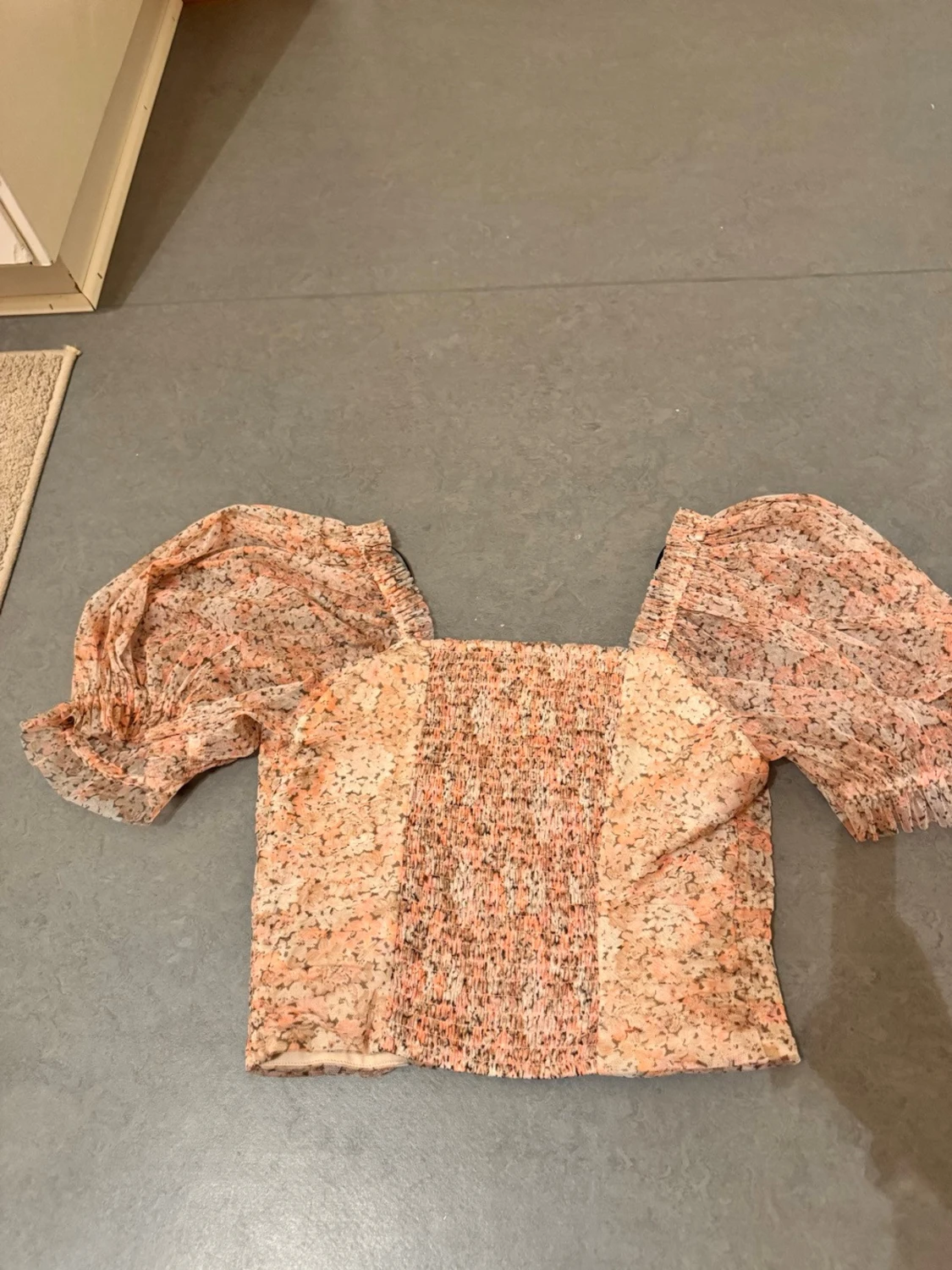 Topp med puffärmar - 1