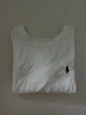 Vit t-shirt från Ralph Lauren - Den har endast en jätte liten prick som inte går bort men skriv t mig om ni vill ha bild på pricken som sitter väldigt långt ner så man knappt ser den💕