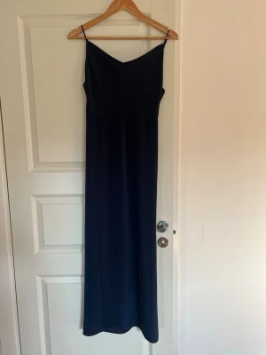 Marinblå långklänning med tunna band - Aldrig använt 💗 perfekt till balen! Pris kan diskuteras 🫶