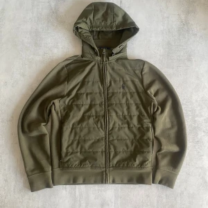 Mörkgrön Polo Ralph Lauren cardigan  - Jag Säljer en fet cardigan  från Polo Ralph Lauren | skicket på jackan är bra 8,5/10 | storlek s| ny pris 5000: mitt pris är 1699| skriv vid frågor och funderingar  