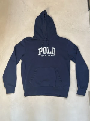 Polo Ralph Lauren hoodie - Säljer nu min knappt använda blå Ralph lauren hoodie. Den är i riktigt bra skick utan några defekter. Den är i storlek S och sitter riktigt bra. Nypris 2500kr