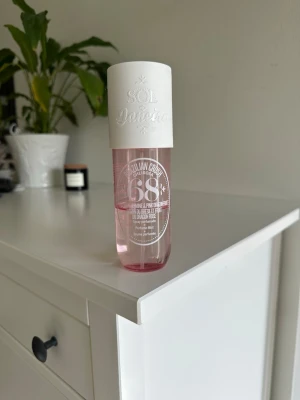 Sol de Janeiro Brazilian Crush 68 - Fräsch och söt body mist från Sol de Janeiro i doften Brazilian Crush Cheirosa 68. Perfekt för dig som gillar blommiga och fruktiga dofter. Lite mindre än hälften kvar.