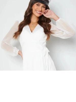 Superfin studentklänning🤍 - Superfin studentklänning😍endast använd 1 gång! Köptes för nåt år sedan från Bubbleroom, användes 1 gång och sedan dess har den varit för liten för mig och bara hänger i garderoben. Nypris 699kr. Vid mer info osv hör gärna av dig🩷Kolla in min profil!