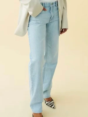 Ljusblå raka jeans Gina - Ljusblå jeans med rak passform och låg midja. Helt oanvända, kontakta för egna bilder