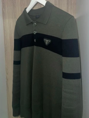 Stickad Prada Tröja - Otroligt snygg stickad olivgrön/svart Prada tröja. Stolek M, skriv gärna kring funderingar och info! 