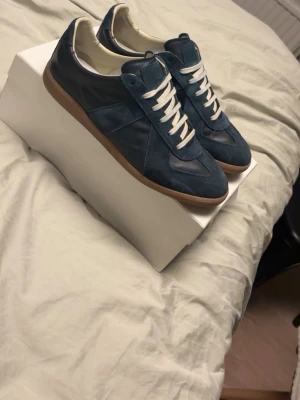 Maison margiela gats  - Tja, säljer nu ett par maison margiela gats skorna är i storlek 43 skorna är i bra skick bara att de har blivit några små sprickor i hälen som nu är skolimmade så håller tills hela skon är i bitar, väldigt fin sula som är minimalt sliten om ens det, säljs med allt og lite smuttsiga inne i skon så tvättas innan de skickas 