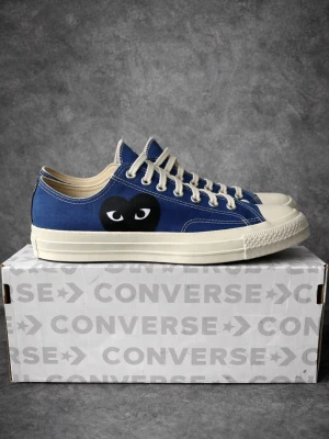 Converse x CDG Play  - Blå Converse x Comme des Garçons Play sneakers med den ikoniska svarta hjärtloggan på sidan.                                                          Helt nya köpta för 1999kr!
