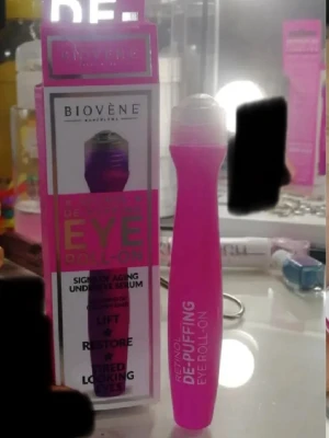 Biovène Eye Roll-On - En rosa roll-on ögonserum från Biovène med retinol, speciellt framtagen för att minska svullnad och trötthet under ögonen. Produkten har en smidig applikator i plast och metall för enkel användning och kommer i en matchande rosa förpackning. Testad endast 