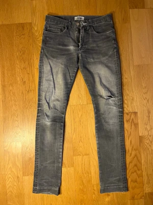 Acne  - Snygga acne jeans som inte passar längre storlek 30 32 