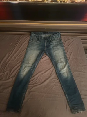Replay jeans - Snygga blå slim fit jeans från REPLAY med slitningar och tvättade detaljer.storlek W30 L32 Skriv om ni har några frågor och pris kan diskuteras vid snabbt köp