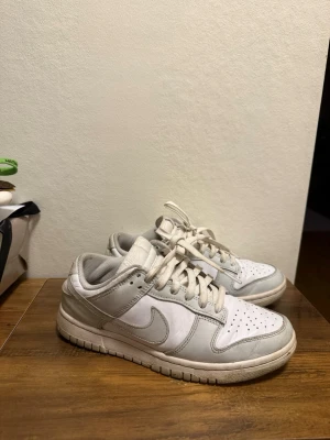 Nike Dunk Low vita och grå sneakers - Nike Dunk Low sneakers i vitt och ljusgrått läder 