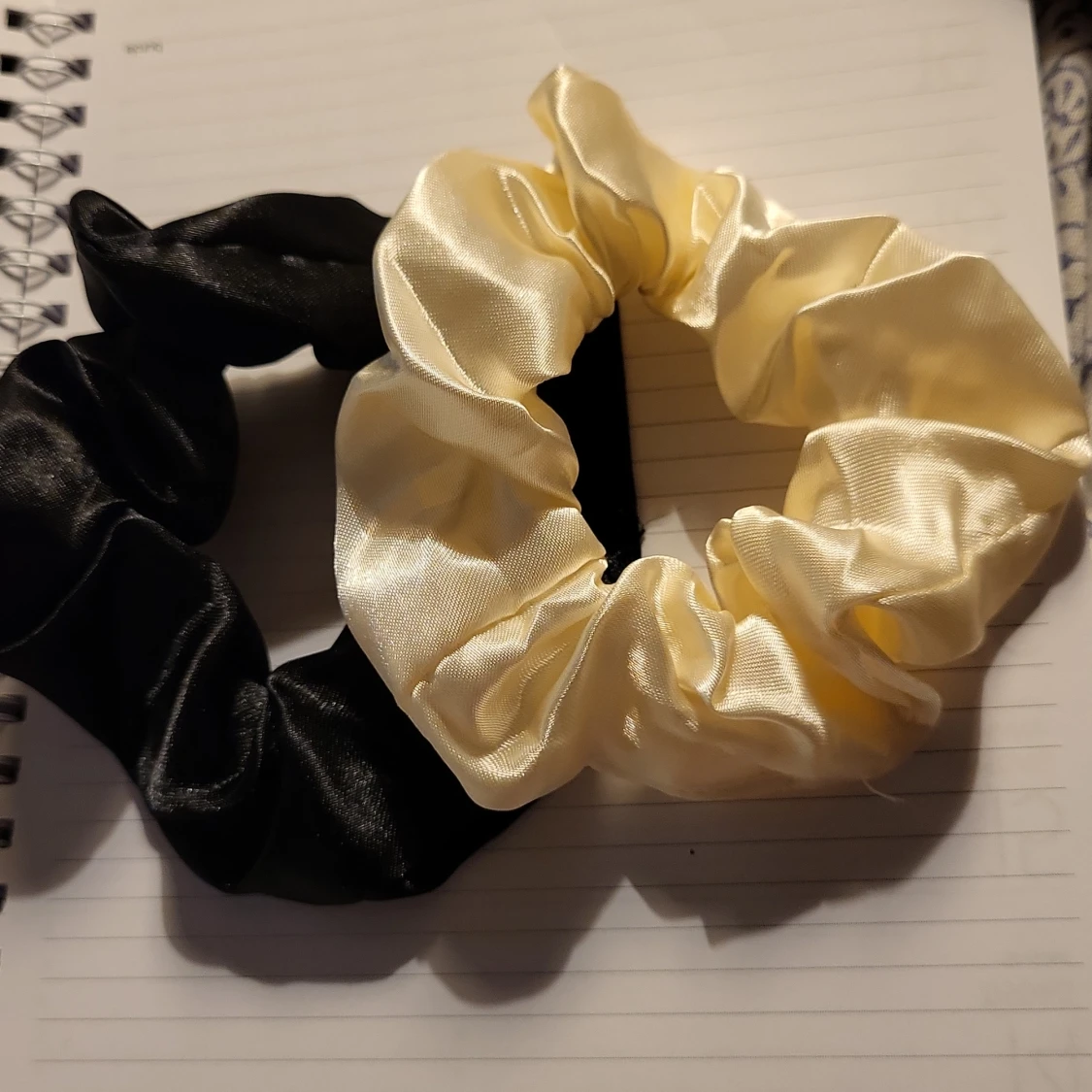 Svart och cremefärgad scrunchie duo - 1