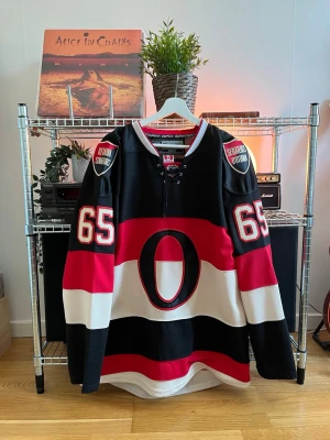 Erik Karlsson Ottawa Senators NHL Hockeytröja  - ✅ Very good condition, no signs of wear  📏 Size 50/L  🧵 Material: 100% Cotton  📦 Fast delivery  🦧 Stickers are included with every purchase  • If you have any questions, feel free to send a private message :)