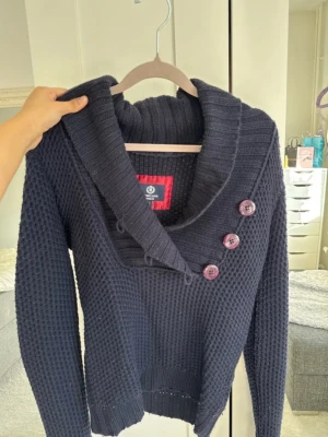 Stickad tröja - Jätte fin stickad tröja, väldigt mysig och elegant. Storlek 1 men skulle säga att den passar XS.