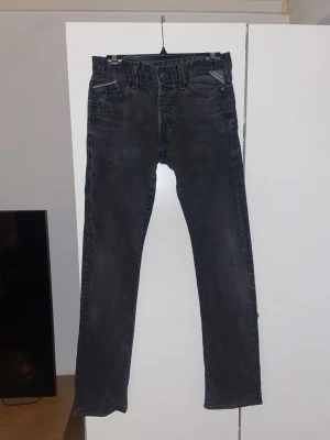 Svarta jeans från Replay - Säljer ett par svarta raka jeans från Replay. Du får alltid schyssta jeans med bra kvalitet från Repaly och de passar till det mesta! Dessa vill du ha som komplement! Inga defekter! Hör av dig för fler bilder!