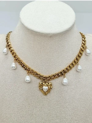 Handgjort halsband med pärlor och hjärta  - Handgjort halsband.  Material-rostfritt stål.  Kedjetjocklek-7, 2mm #70