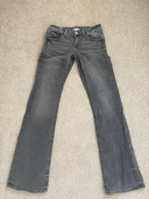 Grå bootcut jeans  - Snygga grå bootcut jeans med detaljer på bakfickorna. Jeansen är från Gina tricot och är i storlek 170. 