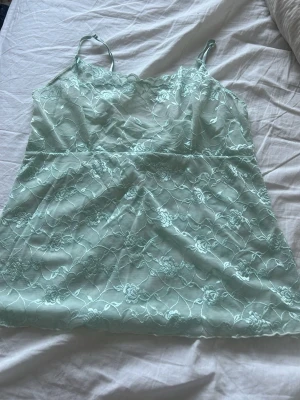 Turkost Spetslinne - Säljer ett turkost linne i bra skick. Finns ingen lapp så vet ej märke eller storlek men köpte själv på Vinted. Skulle dock gissa att storleken är runt m men passar ändå mig som har xs! Skriv gärna vid frågor eller intresse!💕