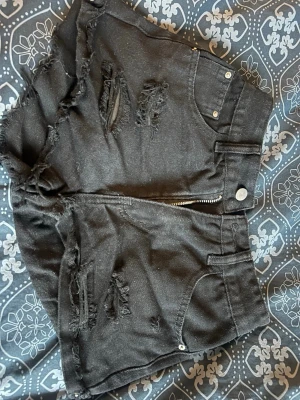 Jeans shorts i xxs  - Svarta jeans shorts i storlek xxs, dem är från shein och är ungefär 2 år gamla, knappt använda men har klippt i dem så dom är kortare, skriv för frågor💕