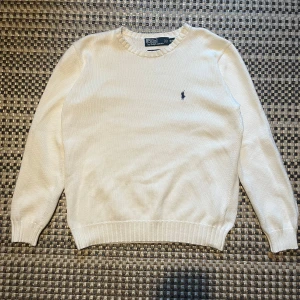 Vit stickad tröja från Polo Ralph Lauren - Skick:Mycket bra(inga defekter) Storlek:M passar s också. Färg: Vit Pris: 599 priset kan diskuteras!