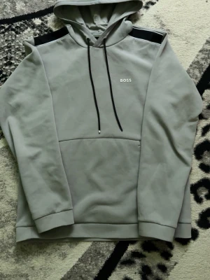 Hugo boss hoodie - Grå knappt använd hoodie från hugo boss. Nypris var 1,2, pris kan diskuteras 
