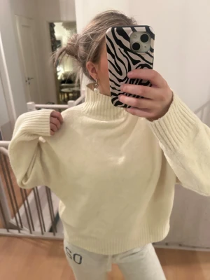 Vit/beige polotröja från Zara - Säljer en vit/beige stickad polotröja från Zara.💕 Storlek S och nästan aldrig använd🤗