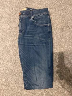 Tramarossa jeans  - Säljer ett par riktigt schyssta Tramarossa Jeans i storlek 30/32. Väldigt bra skick och väldigt fina detaljer på jeansen| mitt pris: 599kr hör av er vid frågor eller funderingar.