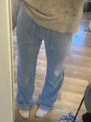 Ljusblå mjukisbyxor från Juicy Couture - .Ljusblå Juicy Couture mjukisbyxor 💙  Säljer ett par ljusblå Juicy Couture tracksuit/mjukisbyxor i jättefin färg. De är utsvängda (flare) i benen och sitter väldigt snyggt på. Perfekta för en Y2K/vintage stil.  Storlek: XXS Skick: Bra skick  Skriv gärna om du har frågor eller vill ha fler bilder ❣️