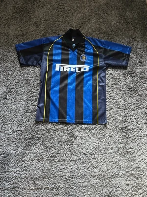 Retro kit - 1 av 1 retro fotbollskit.   Inga skador eller smuts på tröjan