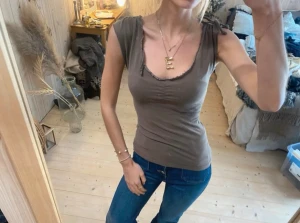 Brun Topp - SÅ SNYGG