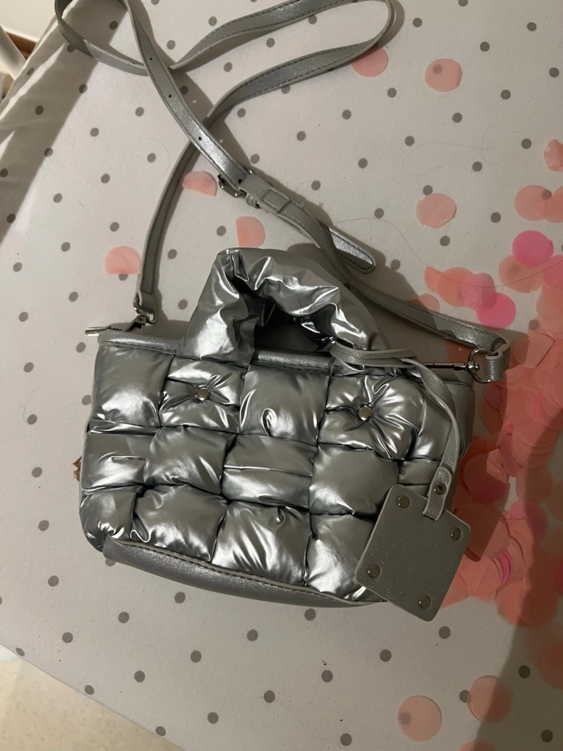 Silvrig quiltad handväska med axelrem