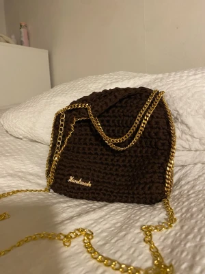 Väska  - Egenvirkad Stella McCartney liknande väska, i mörk brun färg med guldkedja 💗 tar ej emot returer