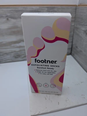 Oöppnad Footner exfolierande fotmask med strumpor - Footner exfolierande strumpor för mjuka fötter. Tar bort hård och torr hud med en enkel 60 minuters applicering. Innehåller ett par engångsstrumpor för fotvård. Jag har använt dem innan och köpte flera men har inte behövt använda dem sen så denna blev över.