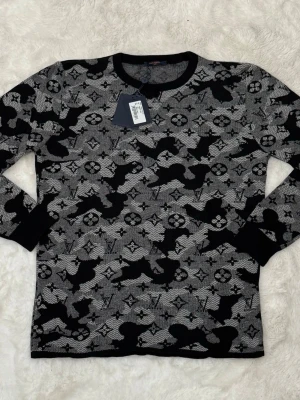 Louis Vuitton mönstrad svartgrå tröja - svart och grå tröja från Louis Vuitton 